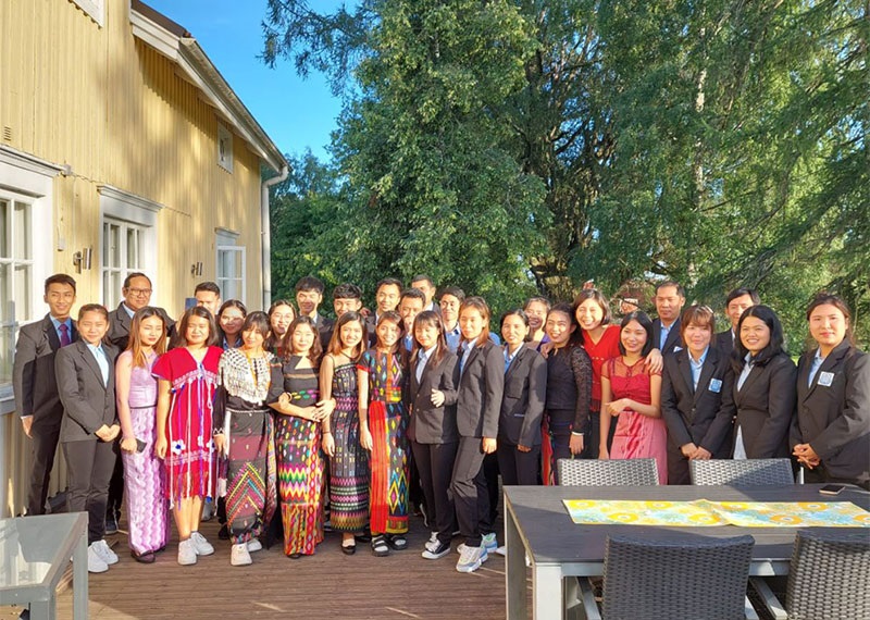 Myanmarilaiset opiskelijat tervetulojuhlassa Kiteellä 15.8.2022.